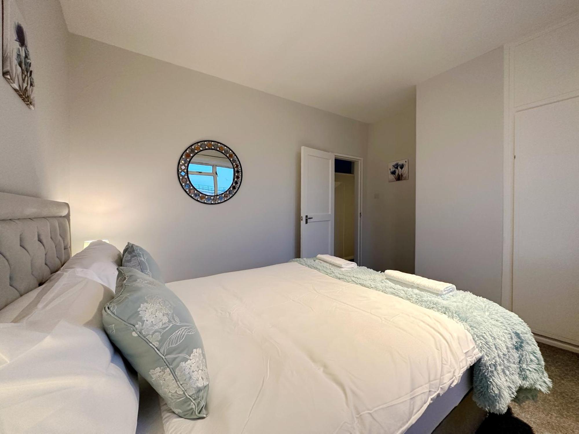 Freya's Place Near Thames River - 2 Double Beds, 1 Single Bed, Spacious, Ideal For Families *